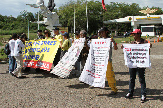 Activistas por los derechos humanos de Estados Unidos visitan embajada de los Estados Unidos en Colombia