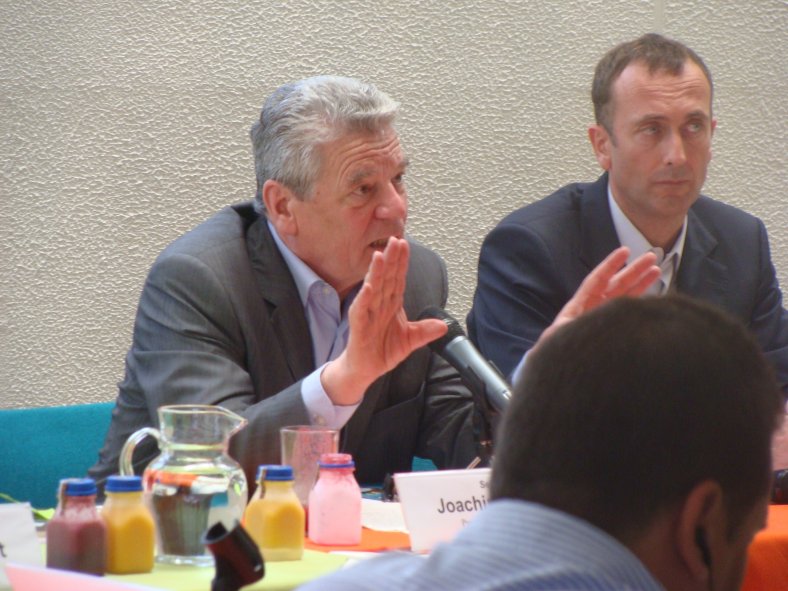 Joachim Gauck presidente de Alemania habló con voceros de la sociedad civil en Medellín