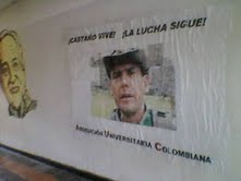 Empapelan UIS con carteles en honor a jefe paramilitar Carlos Castaño