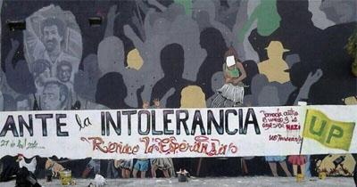 Grupo fascista tacha mural en homenaje a las víctimas de la Unión Patriótica