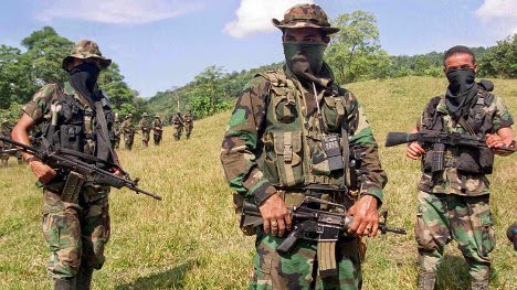 Estrategia paramilitar aprovecha la tregua unilateral de la insurgencia, y continúan bombardeos del Estado