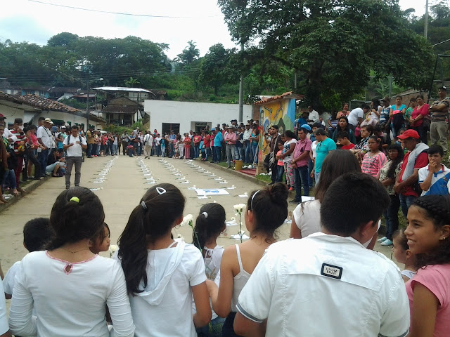 Durante homenaje a víctimas del paramilitarismo, campesinos denuncian más persecuciones