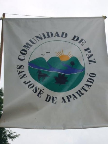 Por fuerte presencia paramilitar habitantes de San José de Apartadó abandonan sus casas