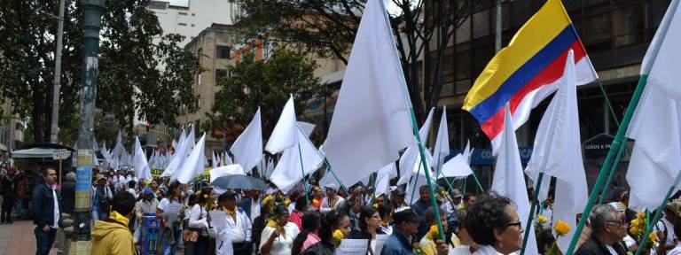 En Día por la Dignidad, víctimas del Genocidio Contra la UP se movilizan por la Paz