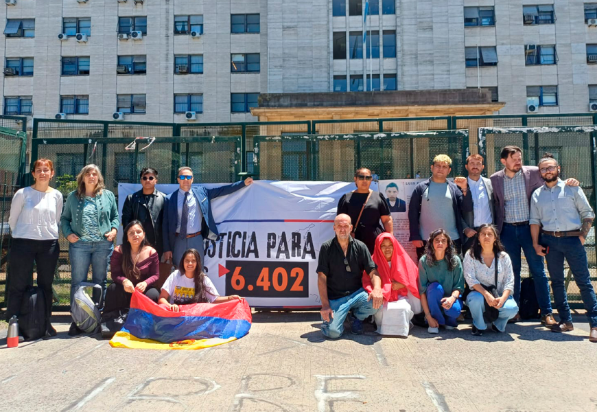 Buenos Aires Court Recognizes Victims Who Filed a Complaint Against Former Colombian President Álvaro Uribe Vélez. This decision paves the way to expand the investigation and present new evidence, marking a significant step toward justice for victims of extrajudicial executions falsely reported as combat casualties perpetrated by state agents and commonly known as ‘false positives’.