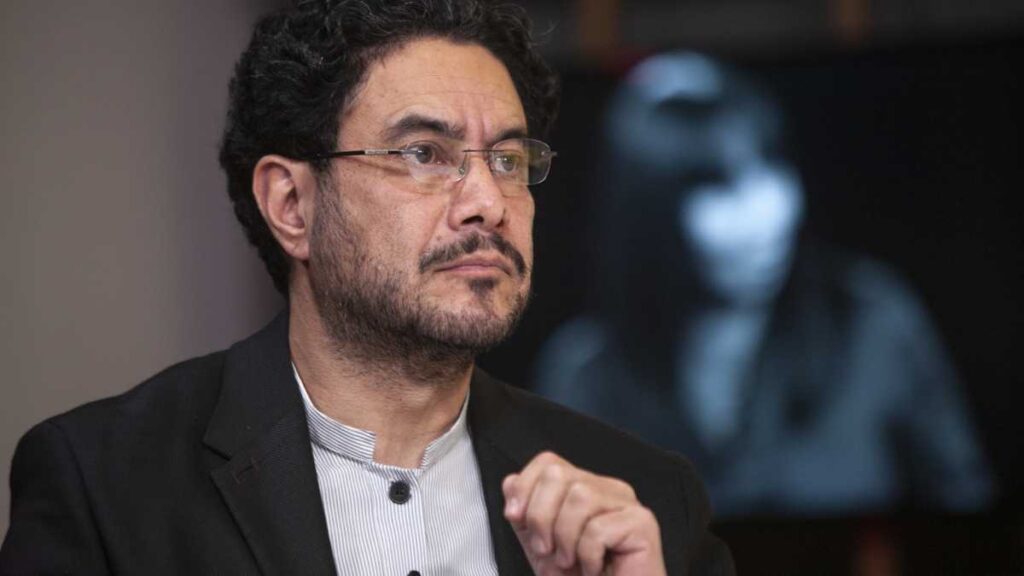 Senador Iván Cepeda denuncia al expresidente Iván Duque por presuntos delitos relacionados con la compra ilegal del software espía ‘Pegasus’ y transferencias irregulares de fondos